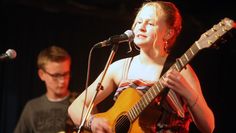 Feierte ihre Konfirmation kurzerhand mit der Familie am Festival-Mikro weiter: Friday5pm-Sängerin Emma Ziemann.  Foto: ek