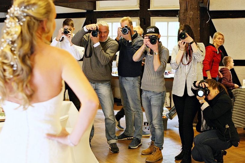 Alle Linsen auf die Braut: Der erste Wedding-Circle war unter den Fotografen schnell ausgebucht.  Foto: ek