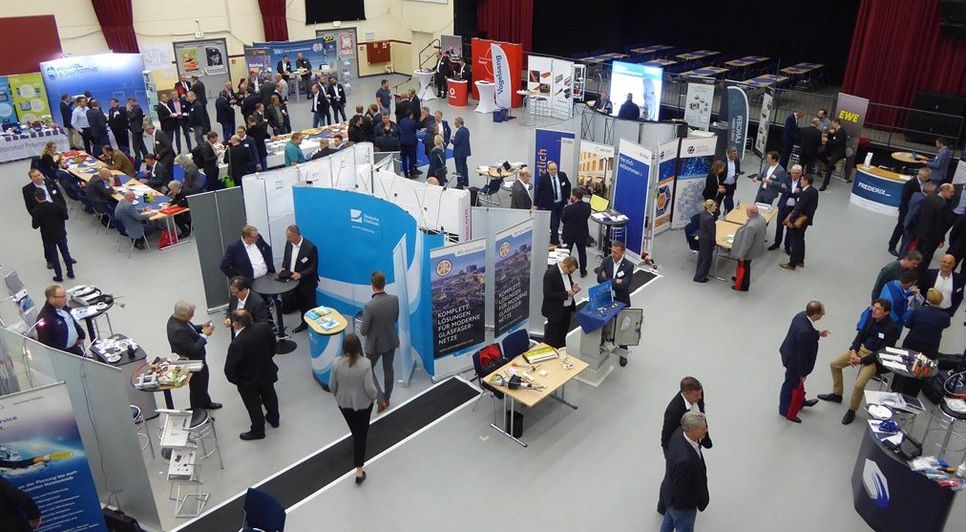 Zahlreiche Aussteller hatten ihre Stände zur 8. Breitbandmesse in der Stadthalle aufgebaut und schweres Spezial-Gerät konnte auf dem Freigelände besichtigt werden.  Fotos: hc