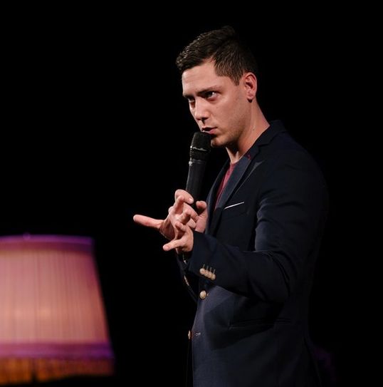 Moderator David Friedrich ist ein beliebter Moderator bei „Best of Poetry Slam“. Foto: Kampf der Künste