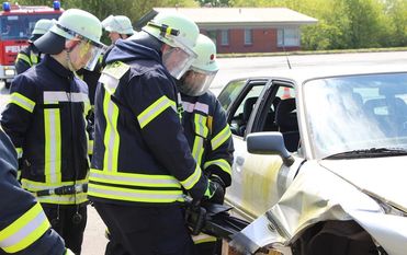Mit dem Spreizer übten die Feuerwehrkameraden die Rettung am Fahrzeug. Foto: eb