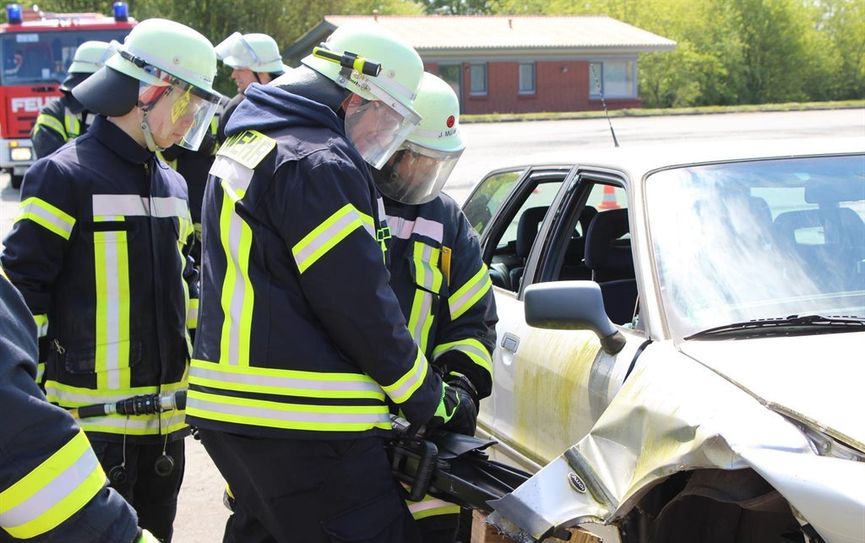 Mit dem Spreizer übten die Feuerwehrkameraden die Rettung am Fahrzeug. Foto: eb