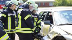 Mit dem Spreizer übten die Feuerwehrkameraden die Rettung am Fahrzeug. Foto: eb