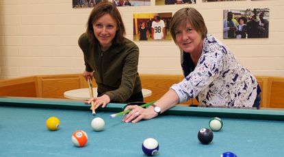 Stefanie Bourai-Touré (links) und Christine Struthoff haben ein abwechslungsreiches Sommerferienprogramm zusammengestellt. Foto: lse