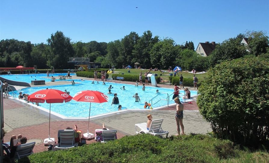Ins kühle Nass springen oder einfach nur auf den Liegewiesen relaxen. Genau das ist die Devise im Freibad. Foto: eb