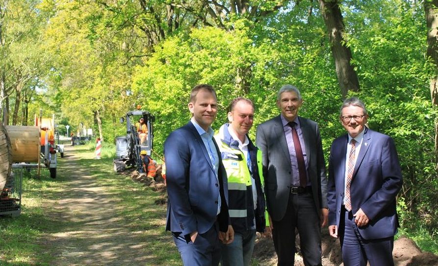 Der erste Spatenstich bei bestem Wetter: EWE-Kommunalbetreuer Hendrik Lüürs, EWE-Breitbandausbauplaner Daniel Böttcher, Bürgermeister Torsten Rohde und Landrat Bernd Lütjen bei den begonnenen Breitbandausbauarbeiten im Teufelsmoor.  Foto: pvio