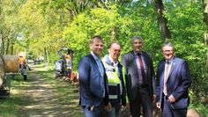 Der erste Spatenstich bei bestem Wetter: EWE-Kommunalbetreuer Hendrik Lüürs, EWE-Breitbandausbauplaner Daniel Böttcher, Bürgermeister Torsten Rohde und Landrat Bernd Lütjen bei den begonnenen Breitbandausbauarbeiten im Teufelsmoor.  Foto: pvio