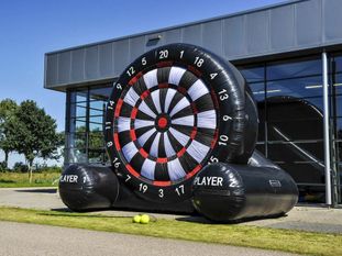 Jung und Alt können sich ausprobieren und mit drei Schuss auf die überdimensionale Wand mit Klettbällen schießen. Foto: eb