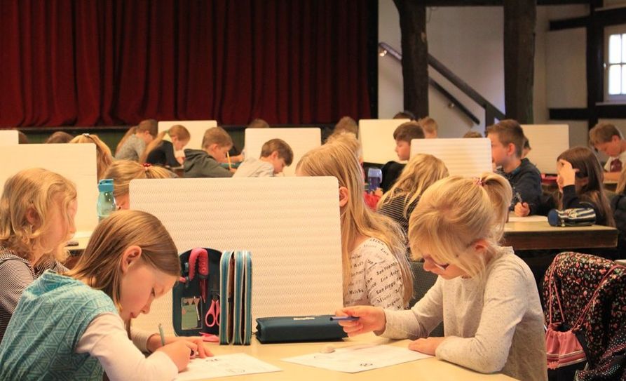 Bleiben sie kühl oder fangen sie an, zu rauchen? Die jungen Köpfe beginnen, die ersten Aufgaben bei der diesjährigen Finalrunde der Mathematikolympiade zu lösen.  Foto: pvio