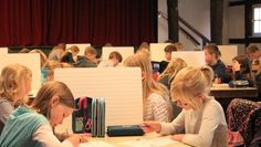 Bleiben sie kühl oder fangen sie an, zu rauchen? Die jungen Köpfe beginnen, die ersten Aufgaben bei der diesjährigen Finalrunde der Mathematikolympiade zu lösen.  Foto: pvio
