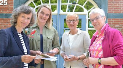 Stellten das Programm „Sommer in Murkens Hof“ vor (von links): Martina Michelsen (vhs-Leiterin), Martina Sackmann (Bibliothek), Annette Umlauft und Telse Schulze (Dozentinnen).  Foto: ui