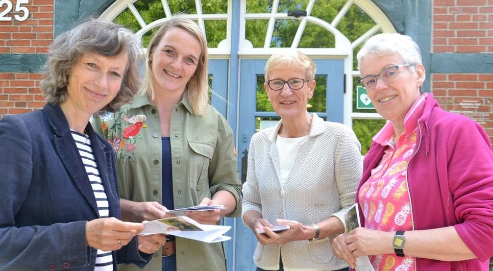 Stellten das Programm „Sommer in Murkens Hof“ vor (von links): Martina Michelsen (vhs-Leiterin), Martina Sackmann (Bibliothek), Annette Umlauft und Telse Schulze (Dozentinnen).  Foto: ui