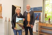 Rita Rehpenning und Peter Sauerzopfe vom Freundeskreis Gerd Rehpenning freuen sich auf viele Freunde zum traditionellen Tag des offenen Ateliers am Himmelfahrtstag im Künstlerbahnhof Mulsum.  Fotos: ls