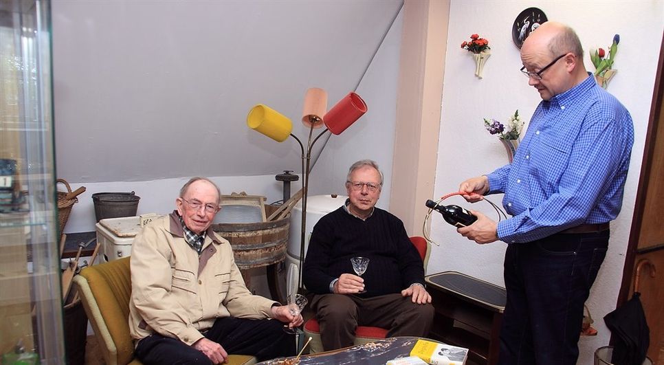 Heinz Hauschild, Heinz Rörup und Frank Hoferichter (v.l.) zeigen in der Sonderausstellung im Heimathaus Kutenholz, dass die 1950er Jahre auch ihre genussvollen Seiten hatten.  Foto: ls