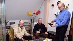 Heinz Hauschild, Heinz Rörup und Frank Hoferichter (v.l.) zeigen in der Sonderausstellung im Heimathaus Kutenholz, dass die 1950er Jahre auch ihre genussvollen Seiten hatten.  Foto: ls