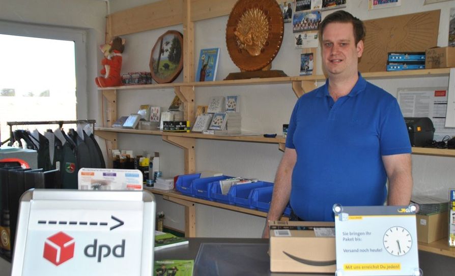 Torben Jahn von Schießsport Stelljes bietet inzwischen in der Ludwigstraße zwei PaketShops an: DPD und GLS. Foto: uml