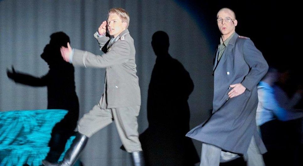 Die Theater- und Musik-AG des St.-Viti-Gymnasiums führen in der Gedenkstätte Lager Sandbostel das Stück „Draußen vor der Tür“. Foto: eb