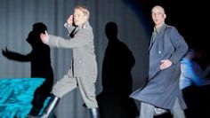 Die Theater- und Musik-AG des St.-Viti-Gymnasiums führen in der Gedenkstätte Lager Sandbostel das Stück „Draußen vor der Tür“. Foto: eb