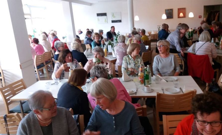 Die Mitglieder des Kneipp-Vereins genossen ein leckeres Frühstück und lernten durch Helmut Ohlhoff Interessantes über ihre Füße. Foto: eb