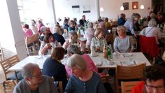 Die Mitglieder des Kneipp-Vereins genossen ein leckeres Frühstück und lernten durch Helmut Ohlhoff Interessantes über ihre Füße. Foto: eb