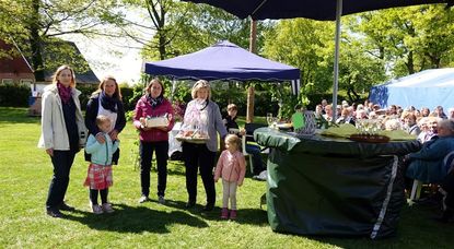 Vergissmeinnicht-Samen als symbolisches Dankeschön hatte Pastorin Christa Naatjes-Schroeter für Elke Brandt und ihre Kollegin Claudia Biesike mitgebracht. Foto: khe