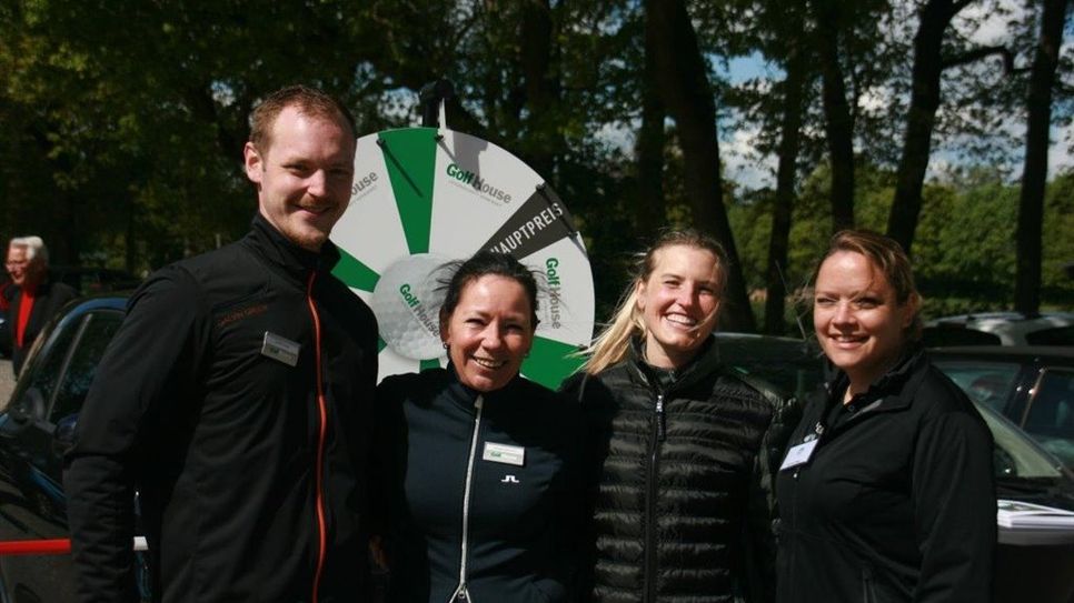 Mitarbeiter/innen des Golfhouse stifteten die Einnahmen aus der Tombola der Jugendarbeit des GC Lilienthal.  Foto: eb