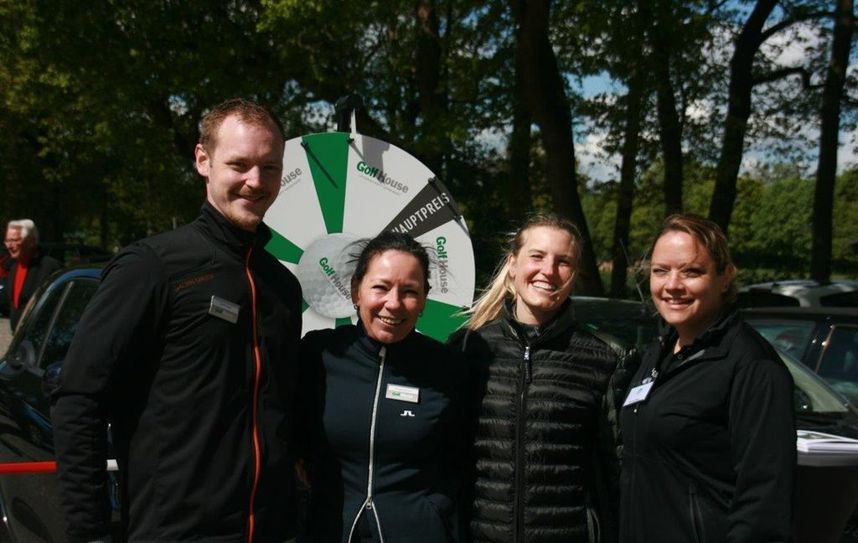 Mitarbeiter/innen des Golfhouse stifteten die Einnahmen aus der Tombola der Jugendarbeit des GC Lilienthal.  Foto: eb