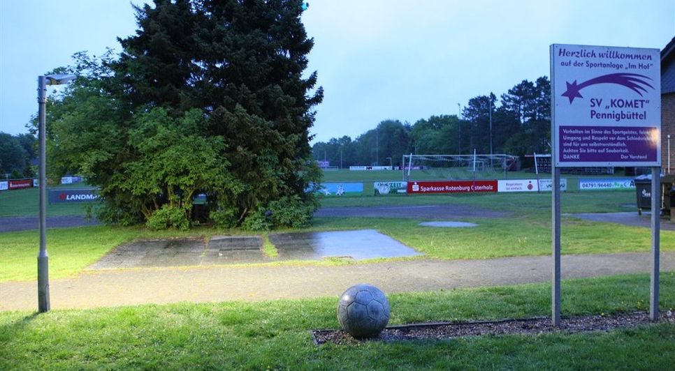 Still ruht noch der See: Friedlich soll es in Pennigbüttel bleiben, trotz des geplanten Festplatzes. 
 Foto: ek