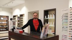 Der Umbau schuf nicht nur mehr Platz für Menschen mit Rollstuhl oder Rollator. Das moderne Design soll Kunden aller Altersschichten ansprechen.  Fotos: ue