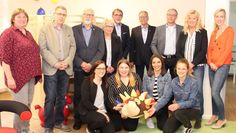 Freuen sich über die erfolgreiche Partnerschaft in Sachen neuer Krippengruppe: Samtgemeindebürgermeister Gerhard Kahrs (hinten, 3.v.r.), Bürgermeister Reinhard Aufdemkamp (hinten 4.v.r.), Helge Richter, Vorstandsvorsitzender der Lebenshilfe (hinten Mitte), Marlies Gresens, Geschäftsführerin (2.v.r.), hier zusammen mit Mitgliedern ihres Teams und weiteren Vertretern des Vorstandes der Lebenshilfe. Im Vordergrund die vier pädagogischen Fachkräfte, die die neue Krippengruppe betreuen: Eva Grabau, Eva Holsten, Christin Poppe und Friederike Peick (.l.).  Foto: ue