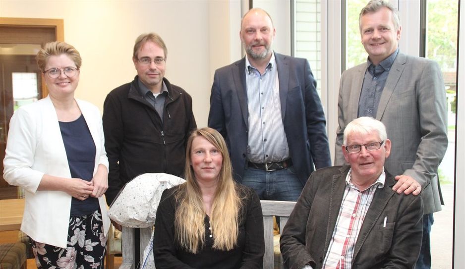 Der Vorstand des WIR in der hinteren Reihe von links mit Schriftführerin Silke Homburg, Kassenwart Matthias Otten, dem zweiten Vorsitzenden Gernot Böttjer und dem ersten Vorsitzende Hanjo Postels verabschiedeten Andreas Vankan mit einer Gartenbank in den wohlverdienten Ruhestand. Mit auf dem Foto links seine Nachfolgerin Nicola Hellwege.  Foto: im