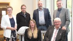 Der Vorstand des WIR in der hinteren Reihe von links mit Schriftführerin Silke Homburg, Kassenwart Matthias Otten, dem zweiten Vorsitzenden Gernot Böttjer und dem ersten Vorsitzende Hanjo Postels verabschiedeten Andreas Vankan mit einer Gartenbank in den wohlverdienten Ruhestand. Mit auf dem Foto links seine Nachfolgerin Nicola Hellwege.  Foto: im