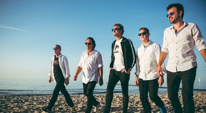 „Return“ werden jede Menge Partyhits und Klassiker der Rockgeschichte im Gepäck haben und damit das Publikum begeistern. Foto: eb