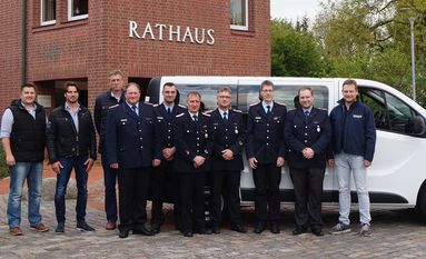 Verwaltung und Feuerwehr freuten sich über das neue Fahrzeug. Foto: eb
