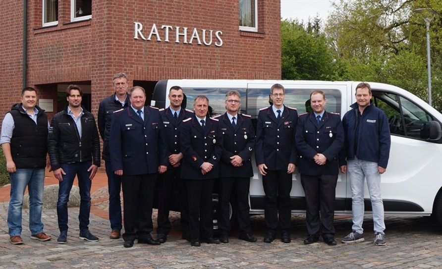 Verwaltung und Feuerwehr freuten sich über das neue Fahrzeug. Foto: eb