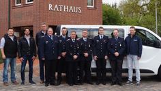 Verwaltung und Feuerwehr freuten sich über das neue Fahrzeug. Foto: eb