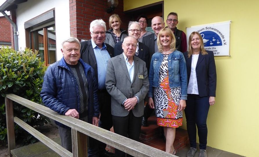 Spender und Mitarbeiterinnen trafen sich im Familienzentrum Schwanewede zum gemeinsamen Spendenfrühstück.  Foto: hc