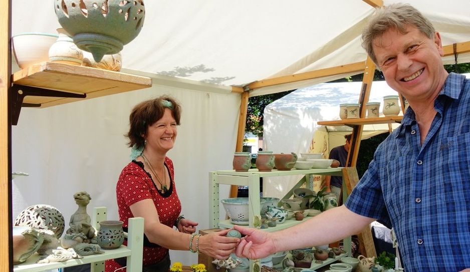 Die Töpferin Anne Wellershaus arbeitet mit Steinzeugton, der frostsicher und sehr stabil ist. Foto: ui