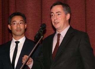 Eine sichtlich gelungene Überraschung: David McAllister (r.) begrüßte seinen ehemaligen Landtagskollegen Philipp Rösler. Foto: sla