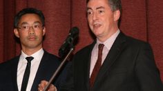Eine sichtlich gelungene Überraschung: David McAllister (r.) begrüßte seinen ehemaligen Landtagskollegen Philipp Rösler.  Foto: sla