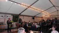 Aufgelockerte Stimmung herrscht im Festzelt zur Jubiläumsfeier.Foto: mf
