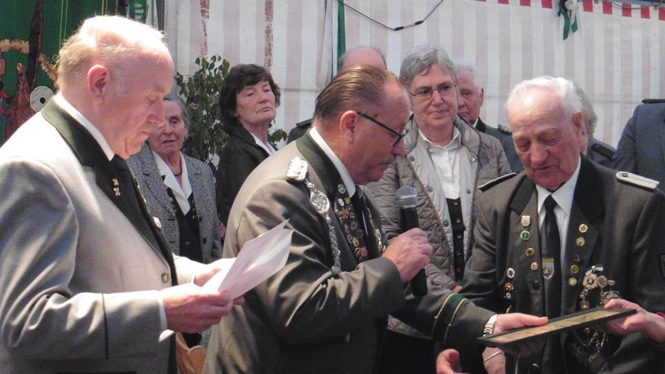 Schützenbruder Gustav Müller wird für seine 70jährige Mitgliedschaft geehrt.  Foto: mf