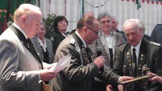Schützenbruder Gustav Müller wird für seine 70jährige Mitgliedschaft geehrt.  Foto: mf