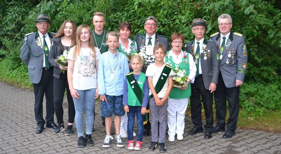 Die Majestäten des Schützenjahres 2018/2019 v.l.: Vizepräsident Norbert Alex, Jugendkönigin Mira Tschöke, Kinderkönigin Dunja Wagener, Jugendkönig Leon Schulz, Kinderkönig Kilian Baumgarten, Königspaar Marion Prigge und Jörg Eichhorst, Kindervizekönigspaar Tessa Wintjen und Mika Monsees, Seniorenkönigspaar Inge Fritz und Werner Düls, Präsident Holger Rubach. Foto: eb