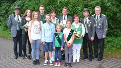 Die Majestäten des Schützenjahres 2018/2019 v.l.: Vizepräsident Norbert Alex, Jugendkönigin Mira Tschöke, Kinderkönigin Dunja Wagener, Jugendkönig Leon Schulz, Kinderkönig Kilian Baumgarten, Königspaar Marion Prigge und Jörg Eichhorst, Kindervizekönigspaar Tessa Wintjen und Mika Monsees, Seniorenkönigspaar Inge Fritz und Werner Düls, Präsident Holger Rubach. Foto: eb