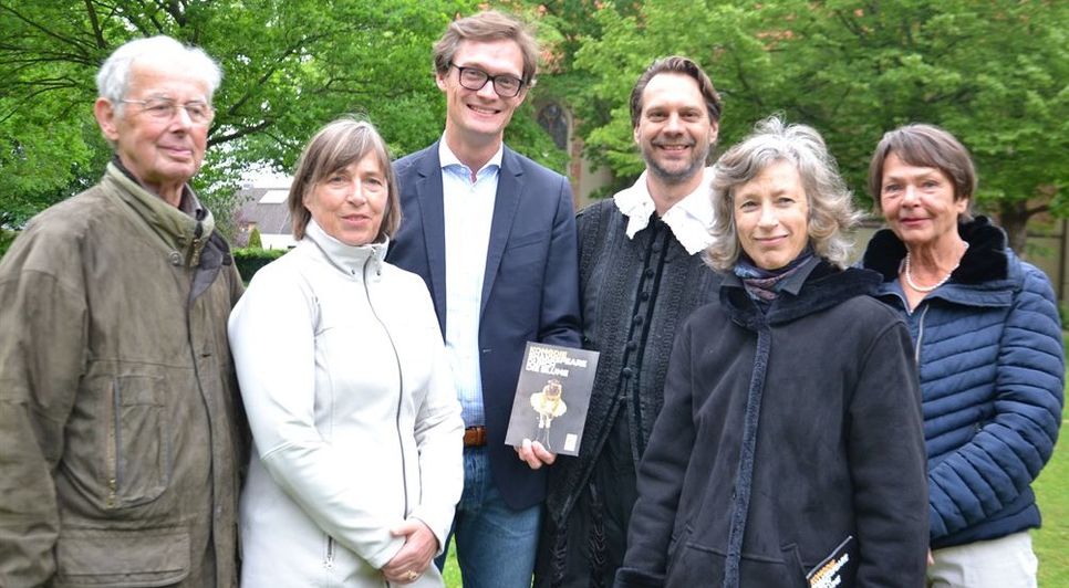 Stellten das Stück „Shakespeare durch die Blume“ vor (von links): Hans Adolf Cordes (Kunststiftung), Renate Heitmann (Shakespeare Company), Bürgermeister Kristian Tangermann, Schauspieler Christian Bergmann, Dr. Martina Michelsen (VHS) und Ulla Montforts (Kunstverein Lilienthal).  Foto: ui