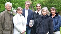Stellten das Stück „Shakespeare durch die Blume“ vor (von links): Hans Adolf Cordes (Kunststiftung), Renate Heitmann (Shakespeare Company), Bürgermeister Kristian Tangermann, Schauspieler Christian Bergmann, Dr. Martina Michelsen (VHS) und Ulla Montforts (Kunstverein Lilienthal).  Foto: ui