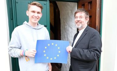 Jens Klemm und Pastor Eckhard Gering laden als Mitwirkende zum Europagottesdienst ein.   Foto: eb