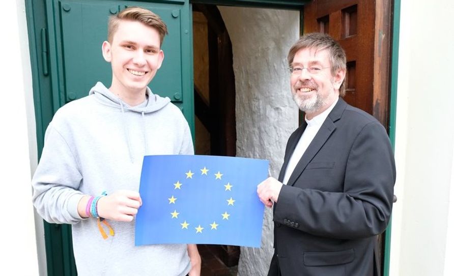 Jens Klemm und Pastor Eckhard Gering laden als Mitwirkende zum Europagottesdienst ein.   Foto: eb