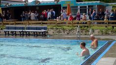 Offizielles Anbaden im Lubibad. Ortsvorsteher Thorsten Steinberg  (v.l.) und Badeaufsicht Dieter Rademacher wagten zuerst den Sprung ins kühle Nass.  Foto: khe